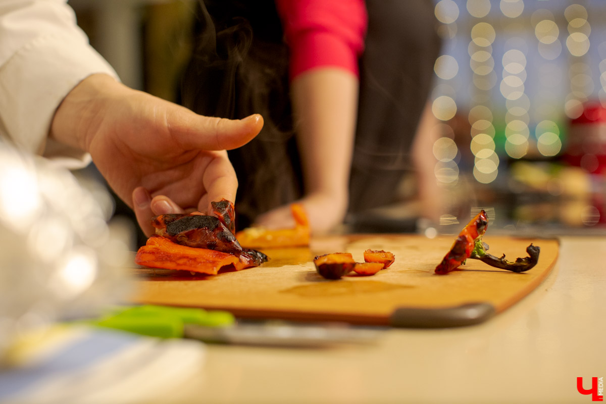 Лариса Семина и Дмитрий Орловский приготовили сембургер на кухне студии Roulet