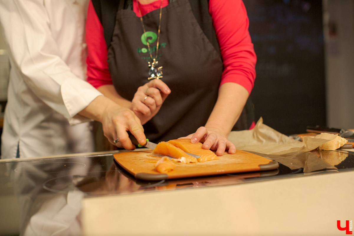 Лариса Семина и Дмитрий Орловский приготовили сембургер на кухне студии Roulet