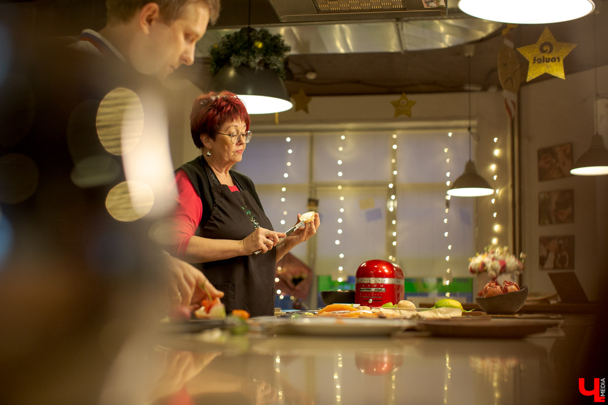 Лариса Семина и Дмитрий Орловский приготовили сембургер на кухне студии Roulet