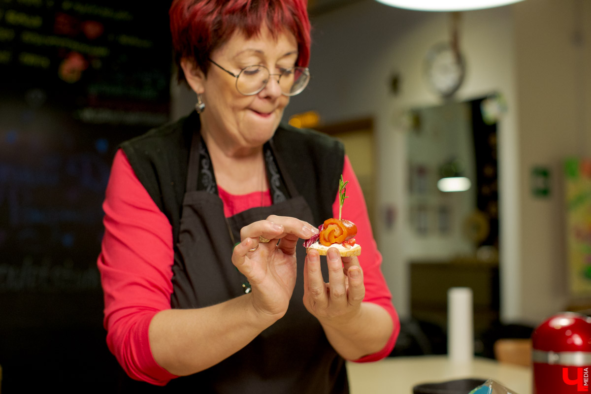 Лариса Семина и Дмитрий Орловский приготовили сембургер на кухне студии Roulet