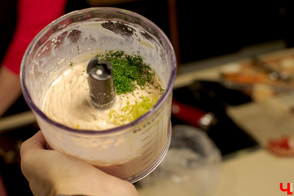 Лариса Семина и Дмитрий Орловский приготовили сембургер на кухне студии Roulet