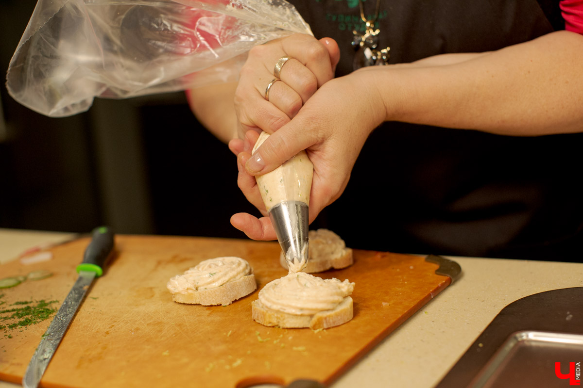 Лариса Семина и Дмитрий Орловский приготовили сембургер на кухне студии Roulet