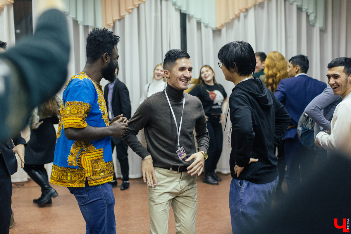 В рамках межрегионального форума «Международная мозаика» в ВлГу состоялся фестиваль национальных ресторанов «Кухни Мира», где 11 команд угощали традиционной едой и напитками из своих стран