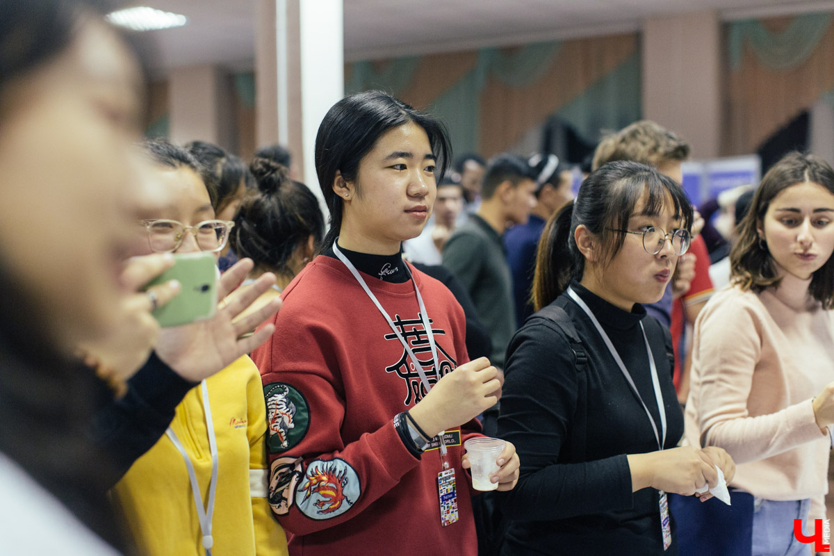 В рамках межрегионального форума «Международная мозаика» в ВлГу состоялся фестиваль национальных ресторанов «Кухни Мира», где 11 команд угощали традиционной едой и напитками из своих стран
