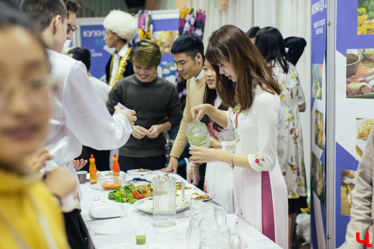 В рамках межрегионального форума «Международная мозаика» в ВлГу состоялся фестиваль национальных ресторанов «Кухни Мира», где 11 команд угощали традиционной едой и напитками из своих стран