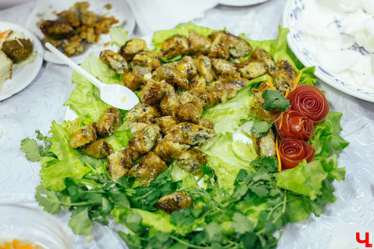 В рамках межрегионального форума «Международная мозаика» в ВлГу состоялся фестиваль национальных ресторанов «Кухни Мира», где 11 команд угощали традиционной едой и напитками из своих стран