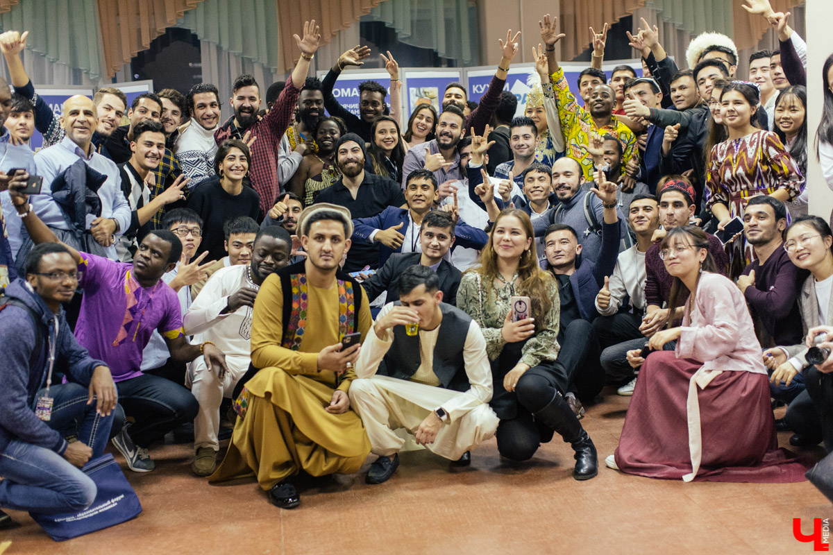 В рамках межрегионального форума «Международная мозаика» в ВлГу состоялся фестиваль национальных ресторанов «Кухни Мира», где 11 команд угощали традиционной едой и напитками из своих стран