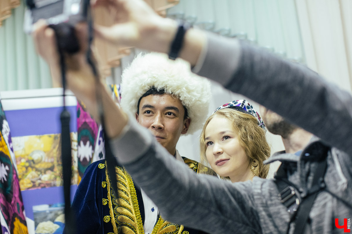 В рамках межрегионального форума «Международная мозаика» в ВлГу состоялся фестиваль национальных ресторанов «Кухни Мира», где 11 команд угощали традиционной едой и напитками из своих стран