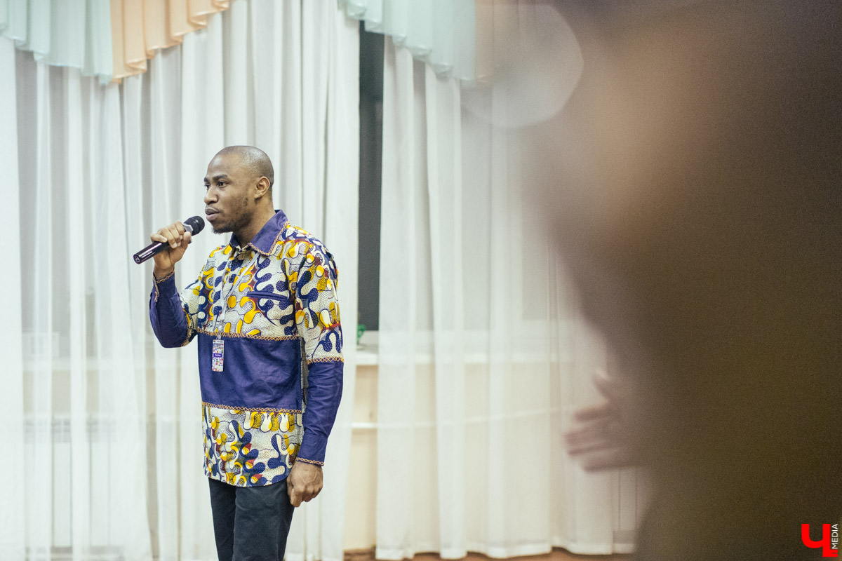 В рамках межрегионального форума «Международная мозаика» в ВлГу состоялся фестиваль национальных ресторанов «Кухни Мира», где 11 команд угощали традиционной едой и напитками из своих стран