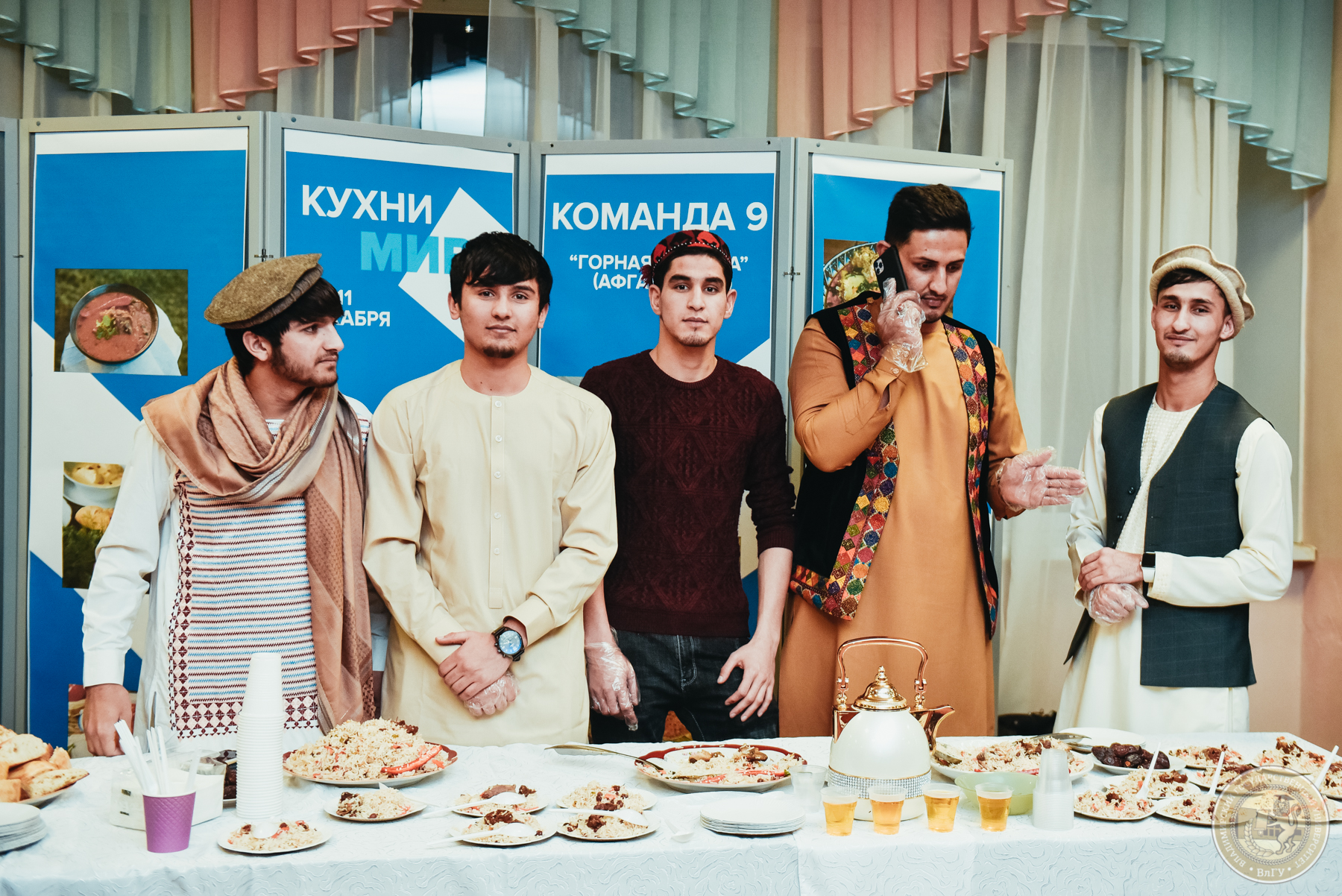 В рамках межрегионального форума «Международная мозаика» в ВлГу состоялся фестиваль национальных ресторанов «Кухни Мира», где 11 команд угощали традиционной едой и напитками из своих стран