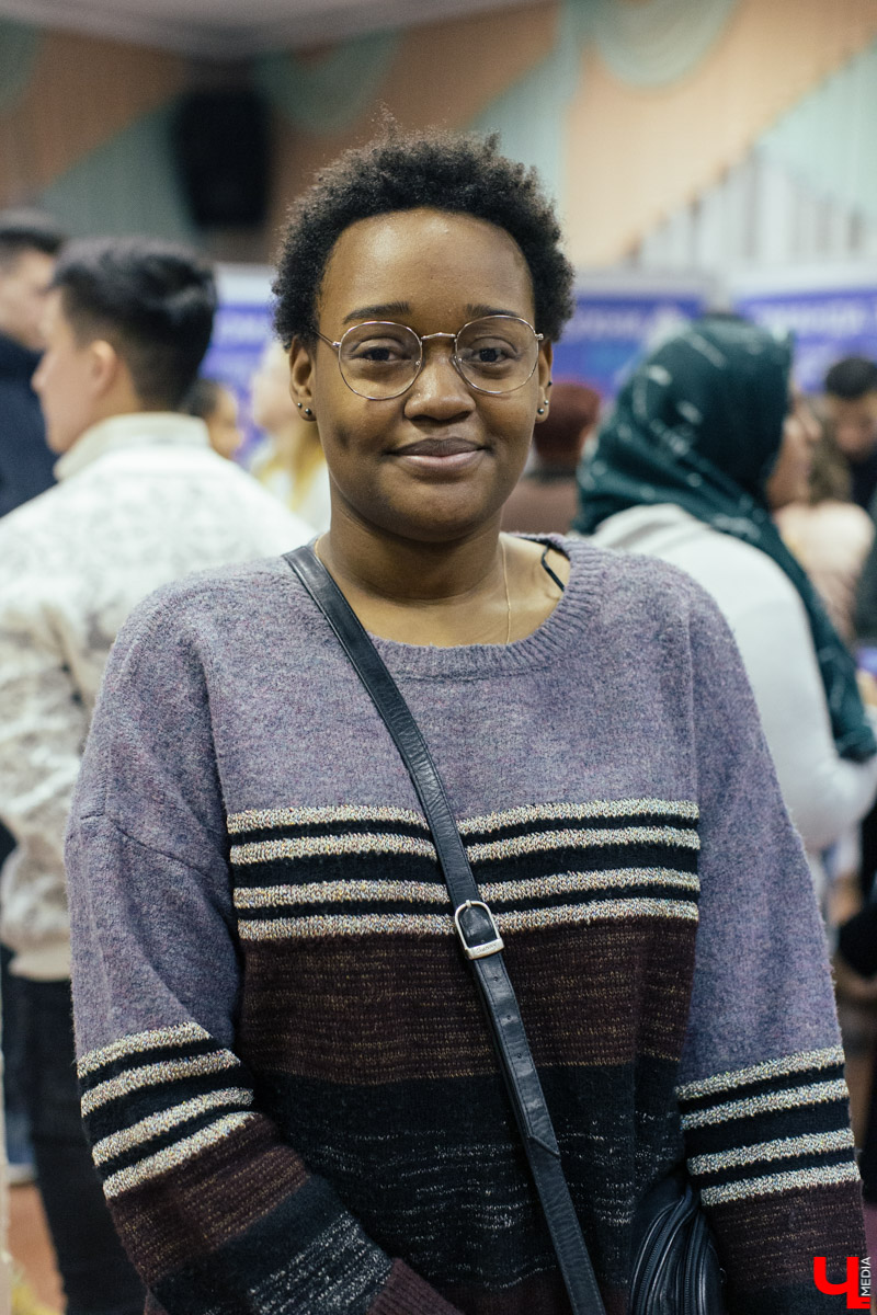 В рамках межрегионального форума «Международная мозаика» в ВлГу состоялся фестиваль национальных ресторанов «Кухни Мира», где 11 команд угощали традиционной едой и напитками из своих стран