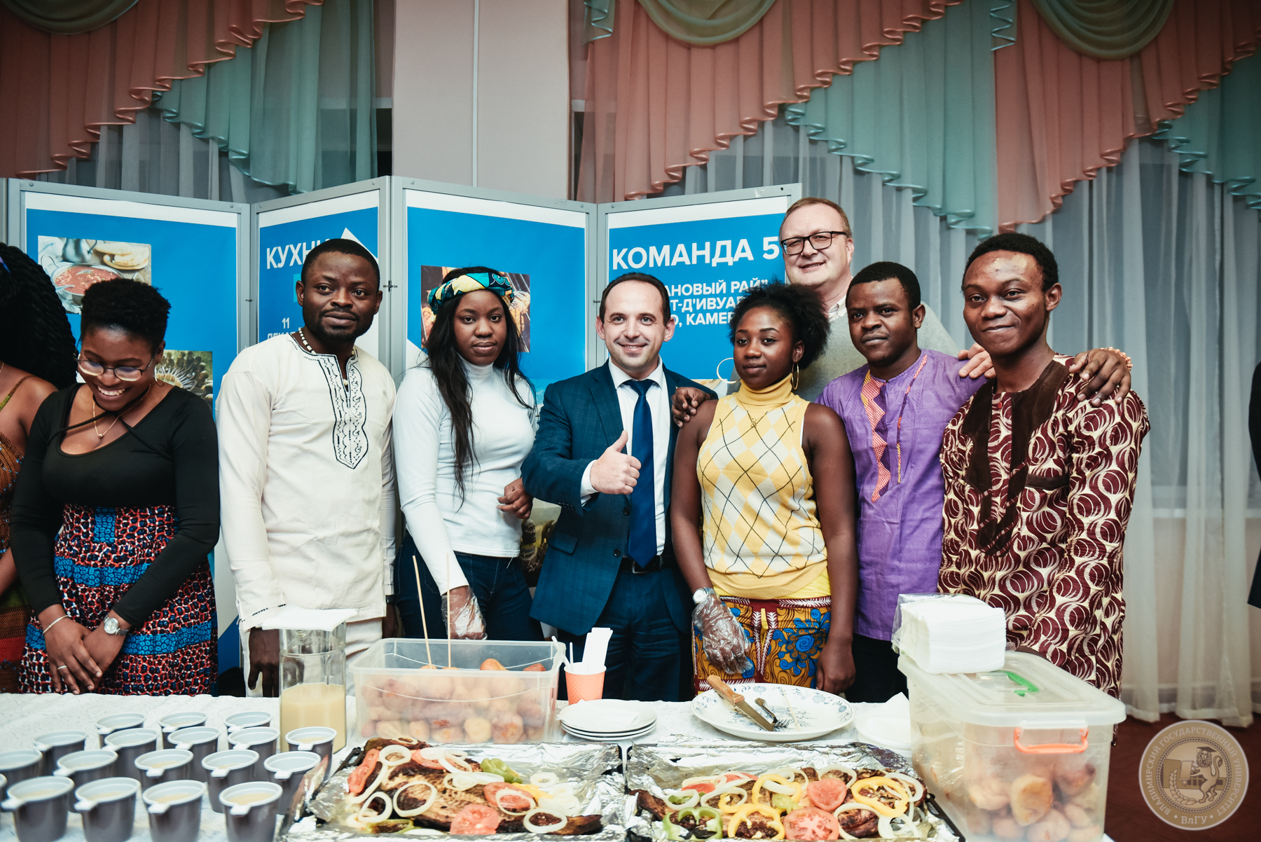 В рамках межрегионального форума «Международная мозаика» в ВлГу состоялся фестиваль национальных ресторанов «Кухни Мира», где 11 команд угощали традиционной едой и напитками из своих стран