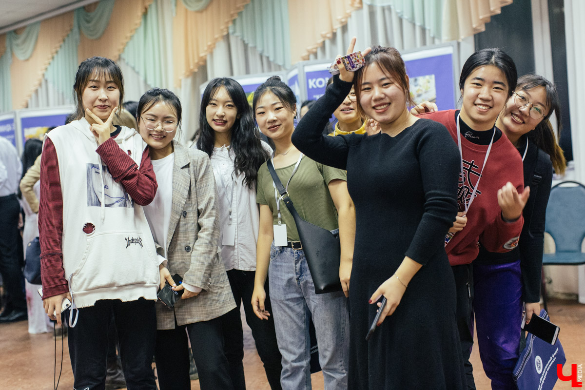 В рамках межрегионального форума «Международная мозаика» в ВлГу состоялся фестиваль национальных ресторанов «Кухни Мира», где 11 команд угощали традиционной едой и напитками из своих стран