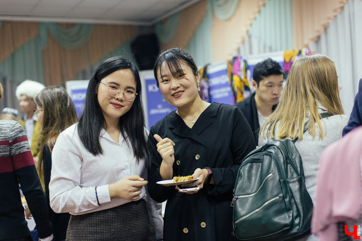 В рамках межрегионального форума «Международная мозаика» в ВлГу состоялся фестиваль национальных ресторанов «Кухни Мира», где 11 команд угощали традиционной едой и напитками из своих стран