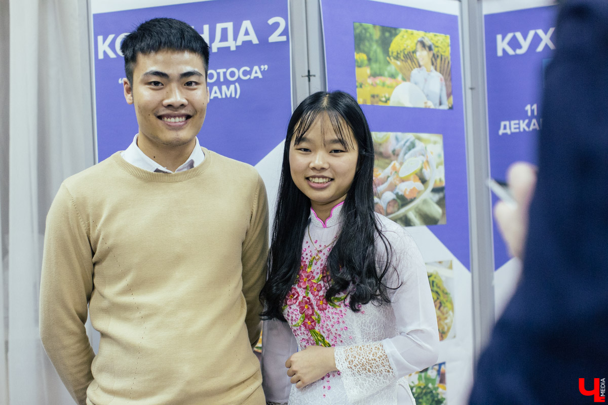 В рамках межрегионального форума «Международная мозаика» в ВлГу состоялся фестиваль национальных ресторанов «Кухни Мира», где 11 команд угощали традиционной едой и напитками из своих стран