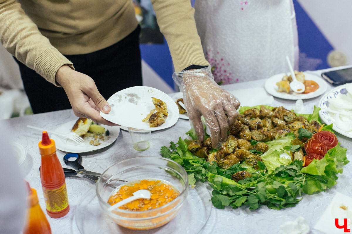 В рамках межрегионального форума «Международная мозаика» в ВлГу состоялся фестиваль национальных ресторанов «Кухни Мира», где 11 команд угощали традиционной едой и напитками из своих стран