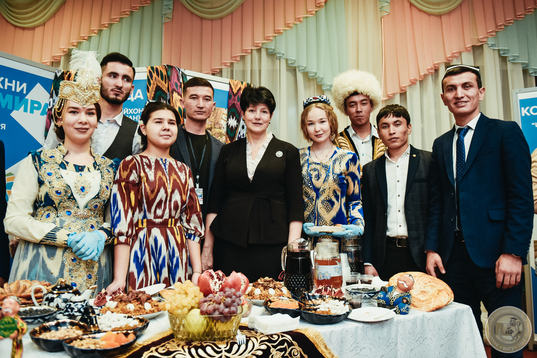 В рамках межрегионального форума «Международная мозаика» в ВлГу состоялся фестиваль национальных ресторанов «Кухни Мира», где 11 команд угощали традиционной едой и напитками из своих стран