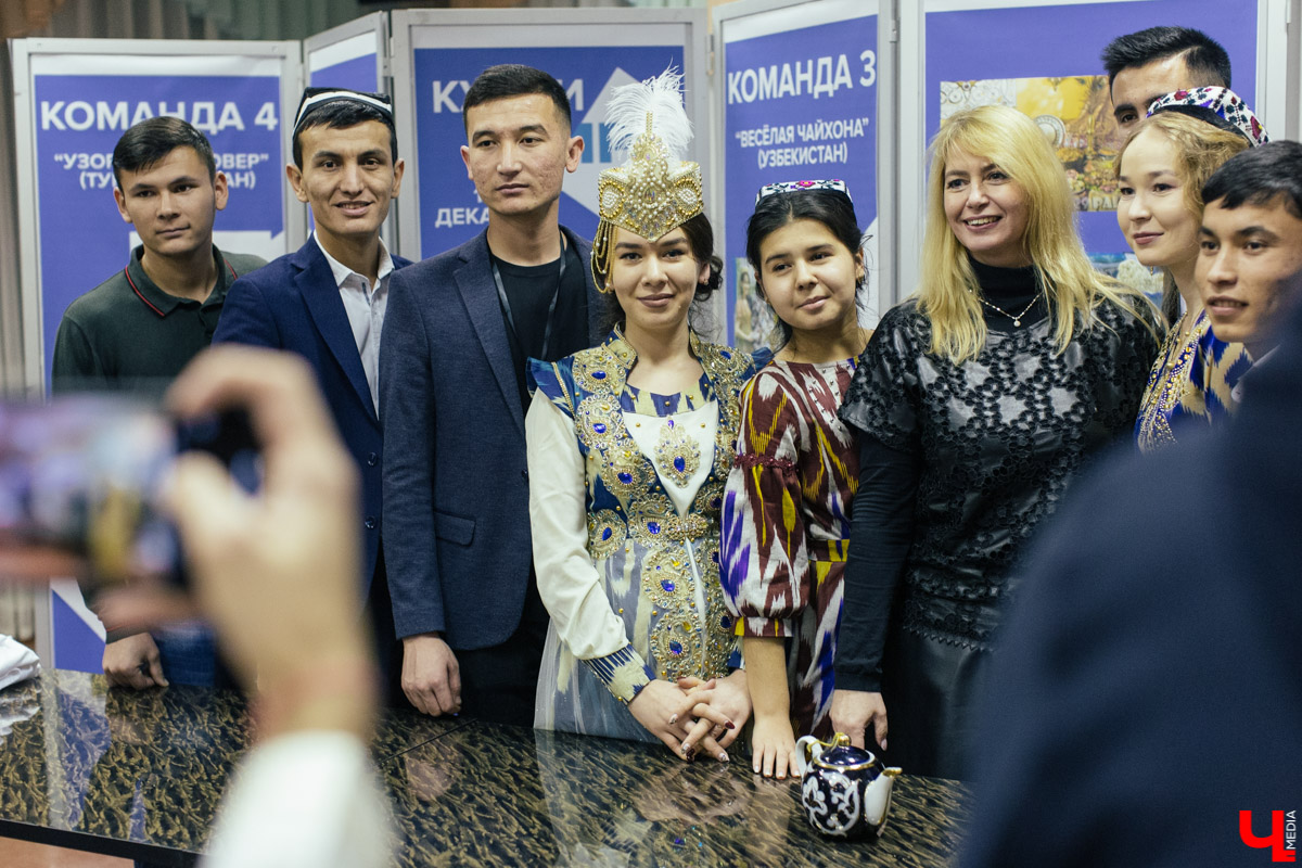 В рамках межрегионального форума «Международная мозаика» в ВлГу состоялся фестиваль национальных ресторанов «Кухни Мира», где 11 команд угощали традиционной едой и напитками из своих стран