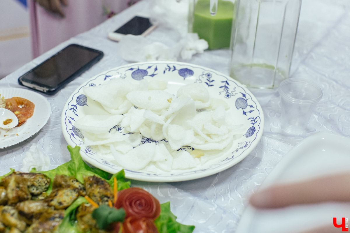 В рамках межрегионального форума «Международная мозаика» в ВлГу состоялся фестиваль национальных ресторанов «Кухни Мира», где 11 команд угощали традиционной едой и напитками из своих стран