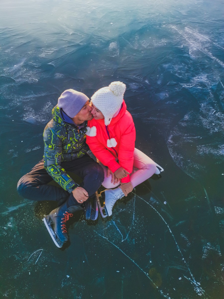 Первый лед, не припорошенный снегом, - явление если не уникальное, то достаточно редкое. Такое не каждую зиму можно застать. А владимирцы успели, да еще и фотографии красивые сделали