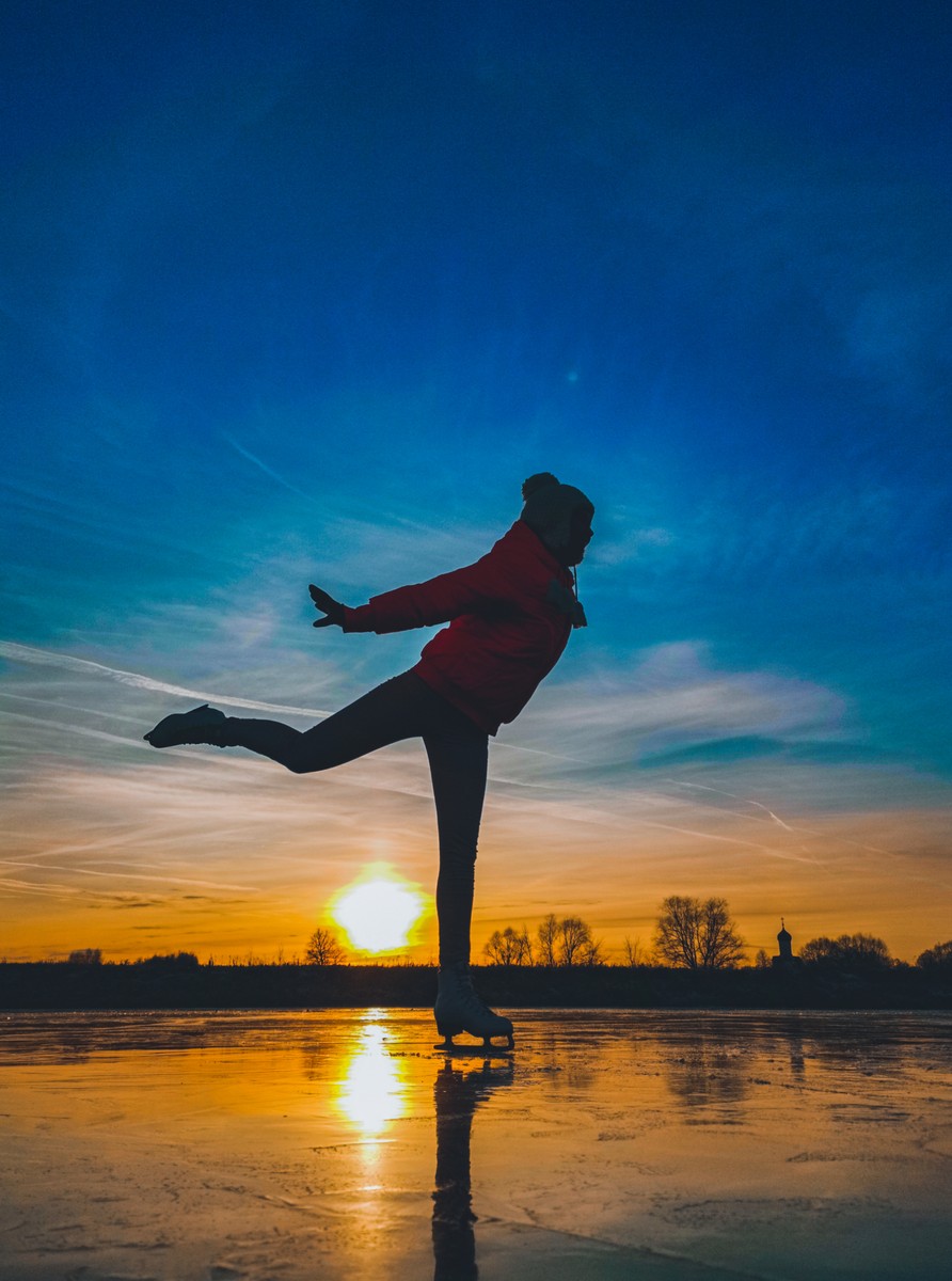 Первый лед, не припорошенный снегом, - явление если не уникальное, то достаточно редкое. Такое не каждую зиму можно застать. А владимирцы успели, да еще и фотографии красивые сделали