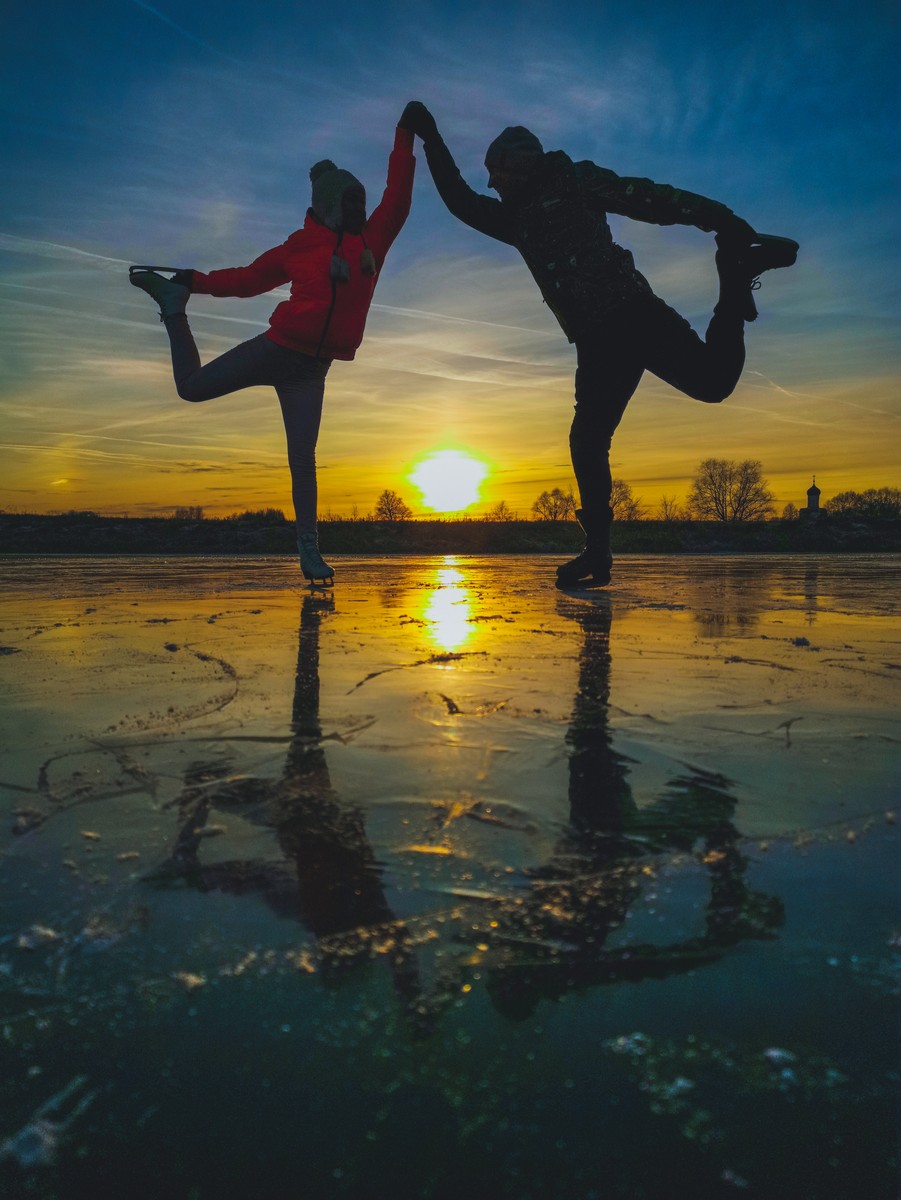 Первый лед, не припорошенный снегом, - явление если не уникальное, то достаточно редкое. Такое не каждую зиму можно застать. А владимирцы успели, да еще и фотографии красивые сделали