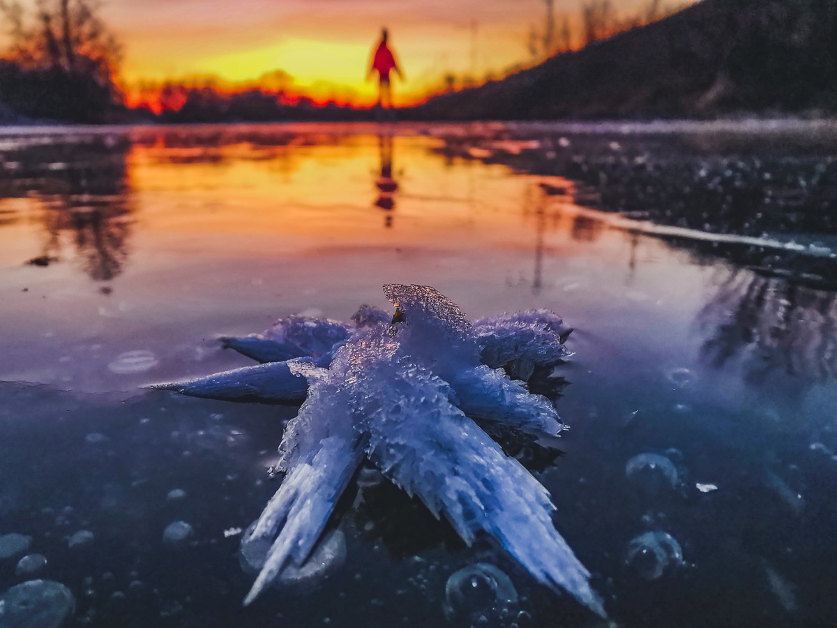 Первый лед, не припорошенный снегом, - явление если не уникальное, то достаточно редкое. Такое не каждую зиму можно застать. А владимирцы успели, да еще и фотографии красивые сделали