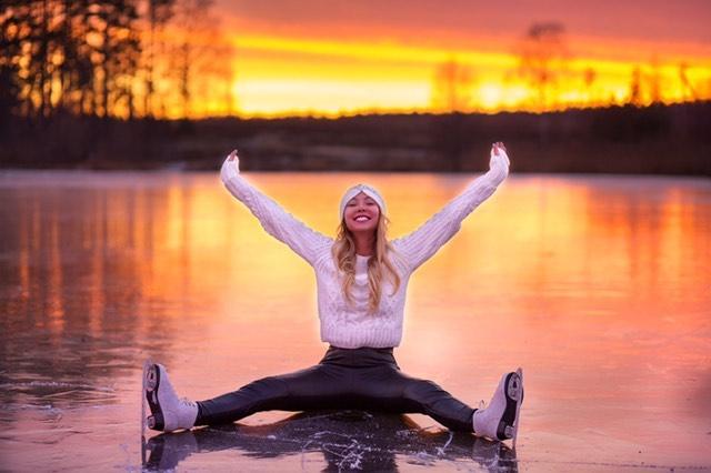 Первый лед, не припорошенный снегом, - явление если не уникальное, то достаточно редкое. Такое не каждую зиму можно застать. А владимирцы успели, да еще и фотографии красивые сделали