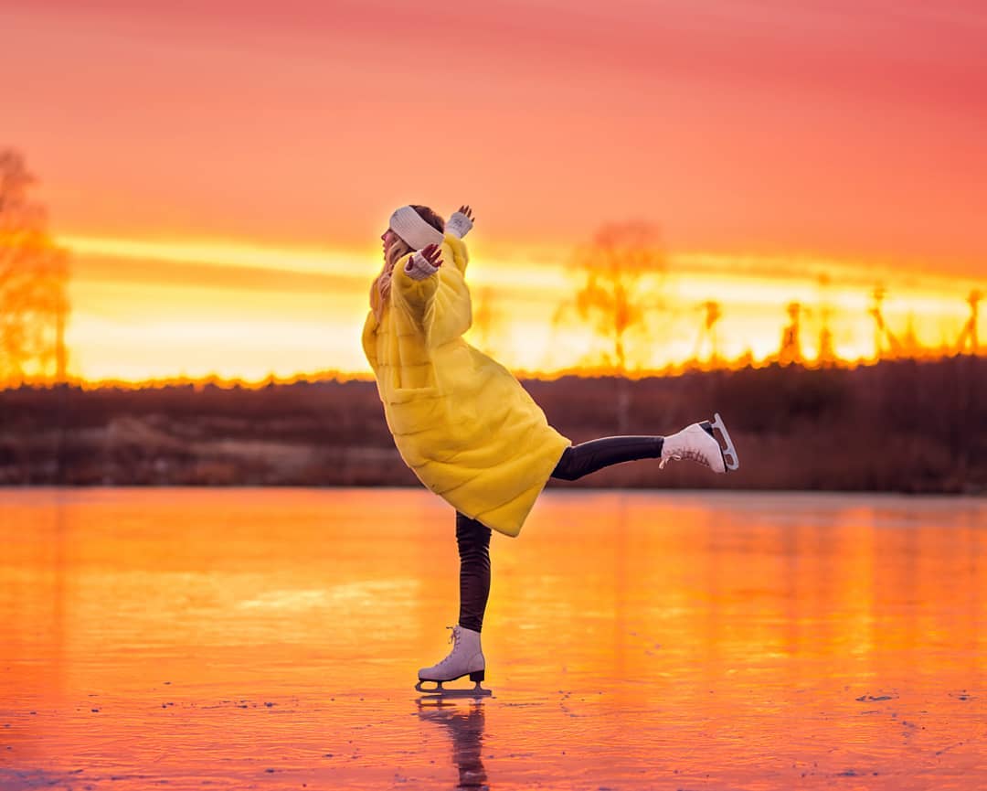 Первый лед, не припорошенный снегом, - явление если не уникальное, то достаточно редкое. Такое не каждую зиму можно застать. А владимирцы успели, да еще и фотографии красивые сделали