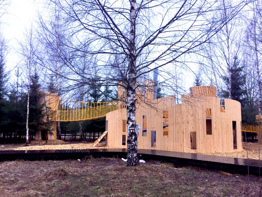 Сообщество «Владимир будущего» устроило новое обсуждение. На этот раз детских площадок. Приглашенным спикером была Мария Помелова, архитектор и основательница бюро «Чехарда»