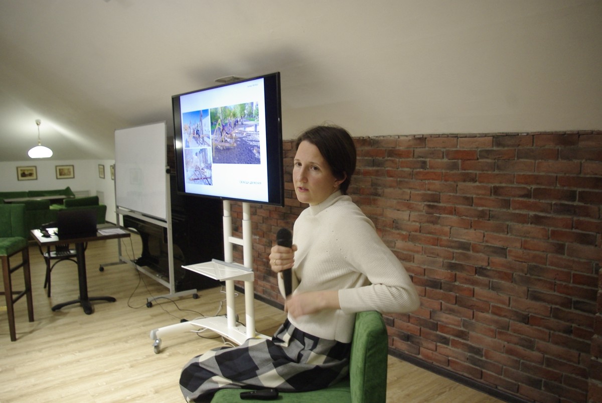 Сообщество «Владимир будущего» устроило новое обсуждение. На этот раз детских площадок. Приглашенным спикером была Мария Помелова, архитектор и основательница бюро «Чехарда»