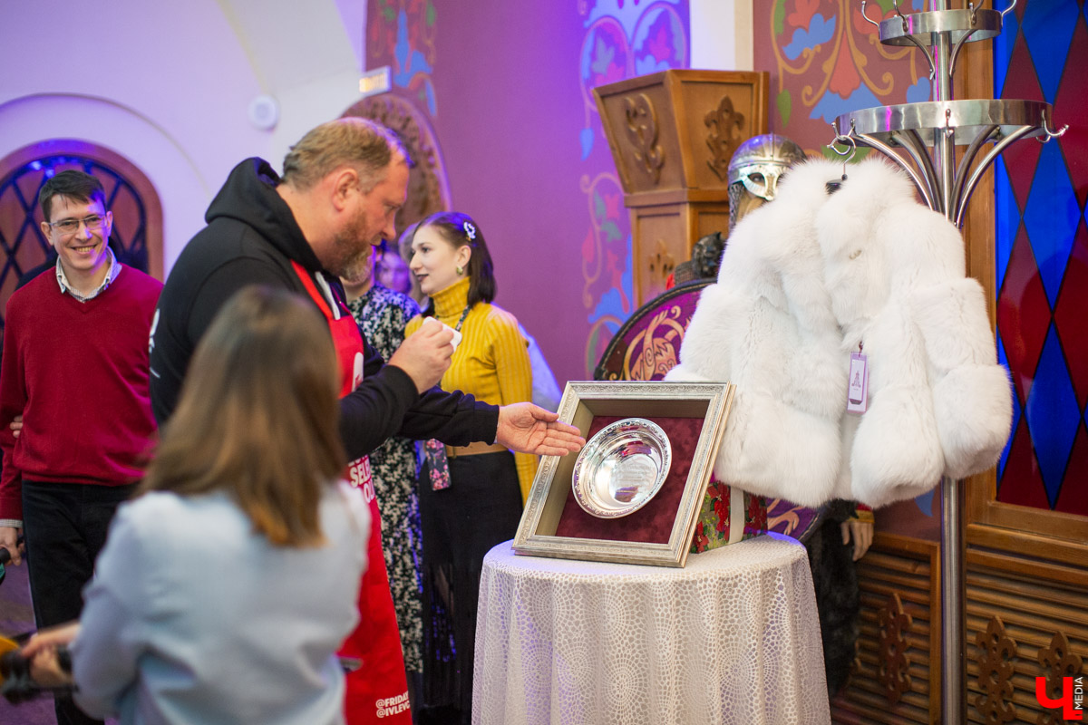 15 декабря Константин Ивлев во второй раз выбрал во Владимире лучший новогодний салат. Победительница конкурса получила 50 000 рублей