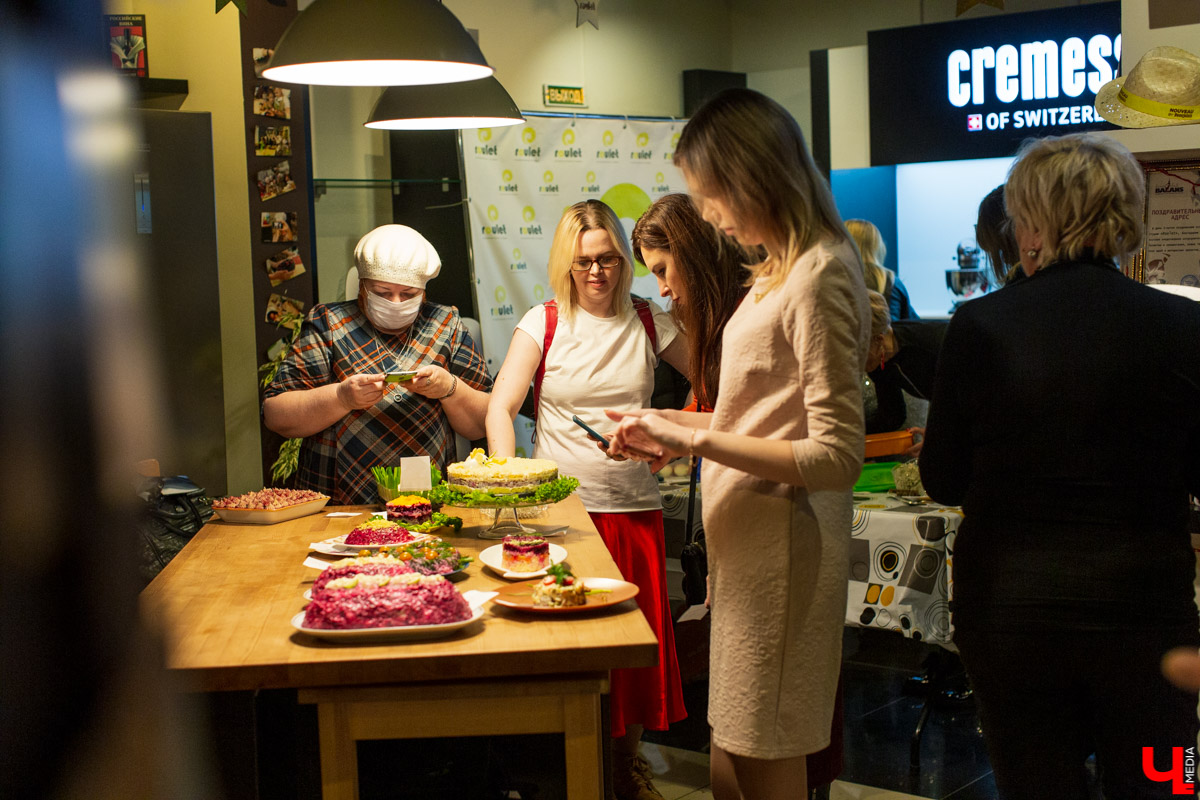 15 декабря Константин Ивлев во второй раз выбрал во Владимире лучший новогодний салат. Победительница конкурса получила 50 000 рублей