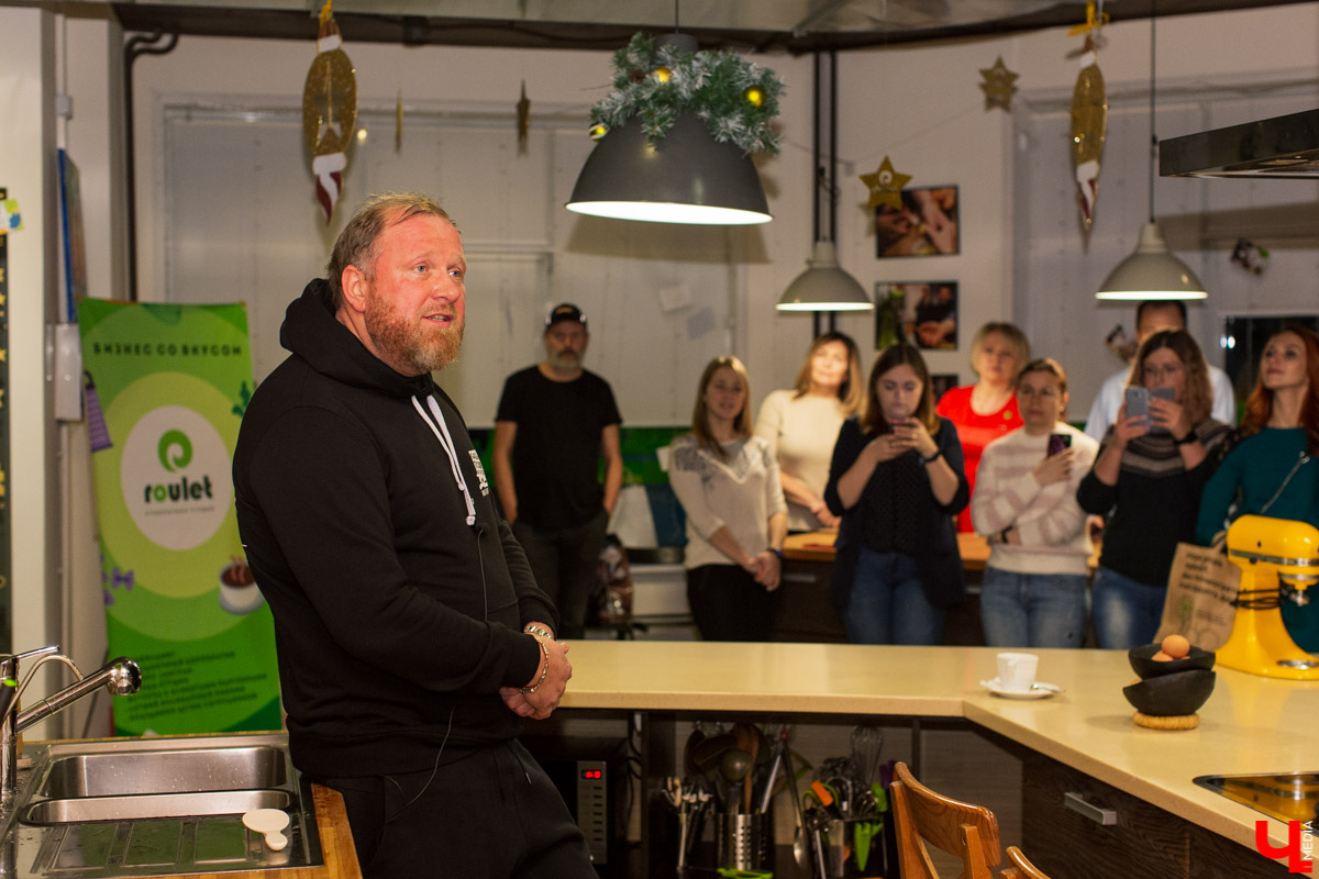 15 декабря Константин Ивлев во второй раз выбрал во Владимире лучший новогодний салат. Победительница конкурса получила 50 000 рублей