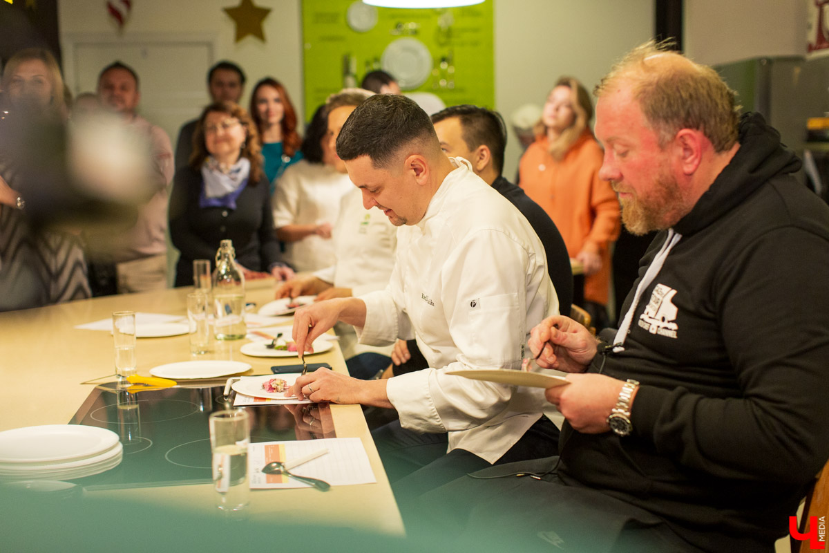 15 декабря Константин Ивлев во второй раз выбрал во Владимире лучший новогодний салат. Победительница конкурса получила 50 000 рублей