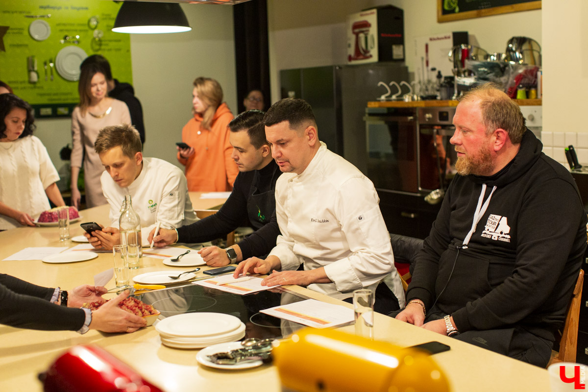 15 декабря Константин Ивлев во второй раз выбрал во Владимире лучший новогодний салат. Победительница конкурса получила 50 000 рублей