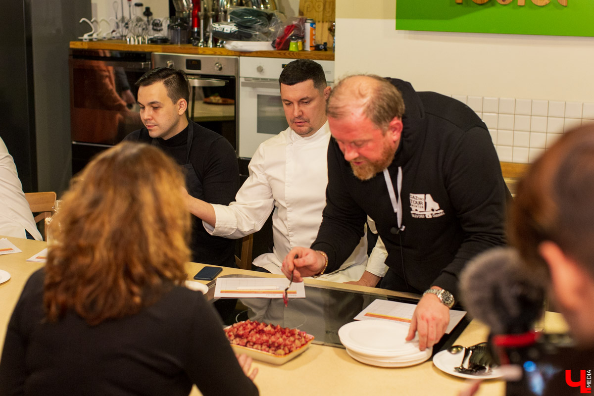 15 декабря Константин Ивлев во второй раз выбрал во Владимире лучший новогодний салат. Победительница конкурса получила 50 000 рублей
