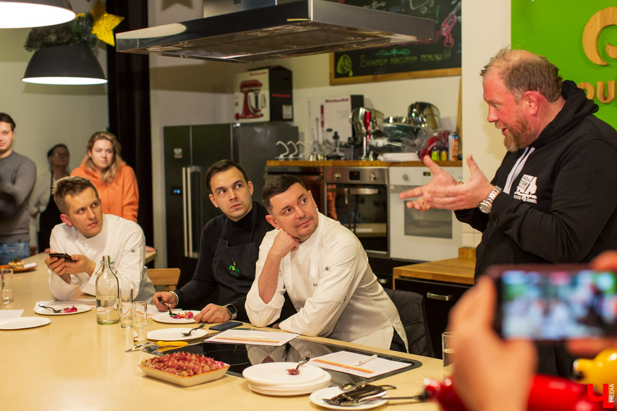 15 декабря Константин Ивлев во второй раз выбрал во Владимире лучший новогодний салат. Победительница конкурса получила 50 000 рублей