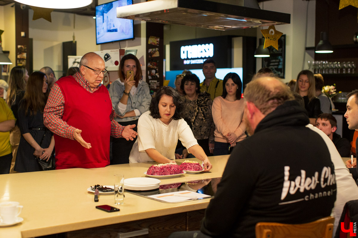 15 декабря Константин Ивлев во второй раз выбрал во Владимире лучший новогодний салат. Победительница конкурса получила 50 000 рублей