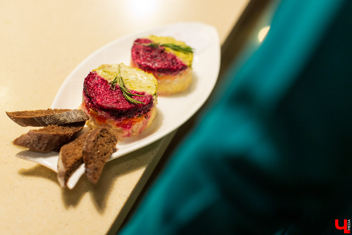 15 декабря Константин Ивлев во второй раз выбрал во Владимире лучший новогодний салат. Победительница конкурса получила 50 000 рублей