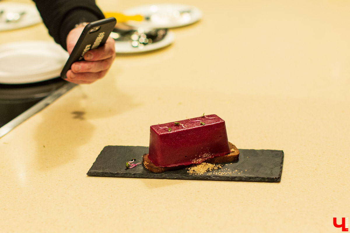 15 декабря Константин Ивлев во второй раз выбрал во Владимире лучший новогодний салат. Победительница конкурса получила 50 000 рублей