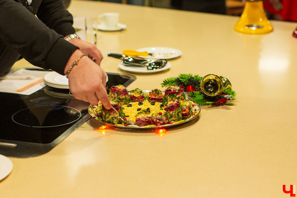 15 декабря Константин Ивлев во второй раз выбрал во Владимире лучший новогодний салат. Победительница конкурса получила 50 000 рублей