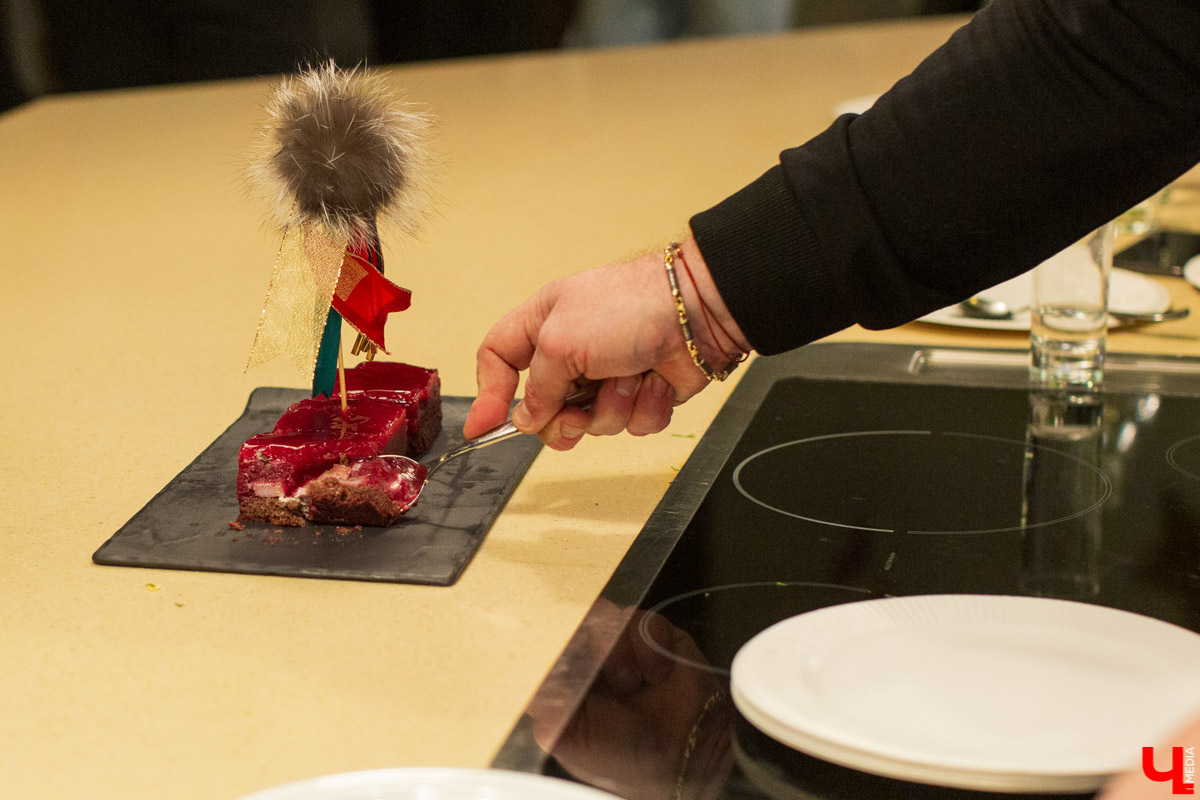 15 декабря Константин Ивлев во второй раз выбрал во Владимире лучший новогодний салат. Победительница конкурса получила 50 000 рублей