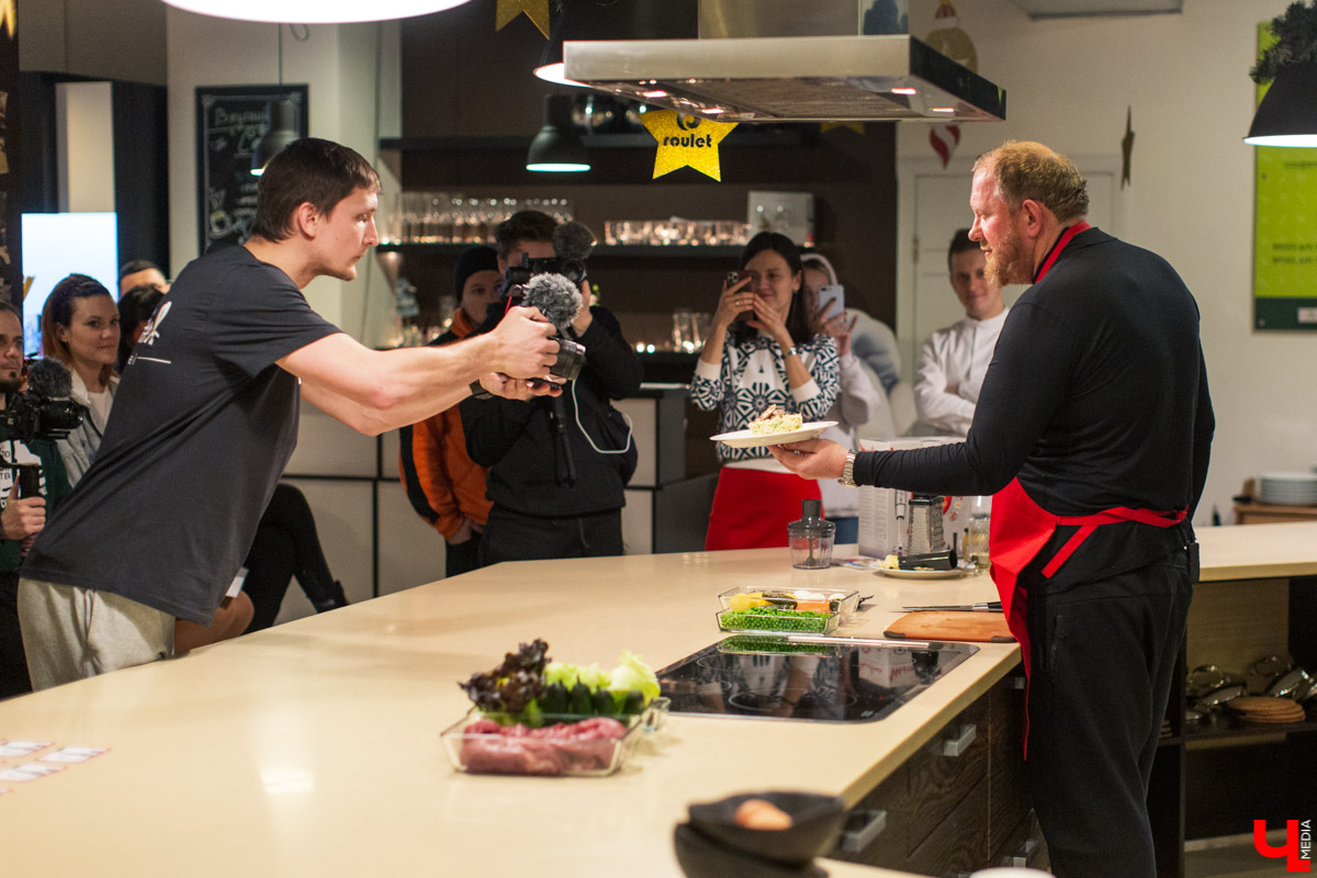 15 декабря Константин Ивлев во второй раз выбрал во Владимире лучший новогодний салат. Победительница конкурса получила 50 000 рублей
