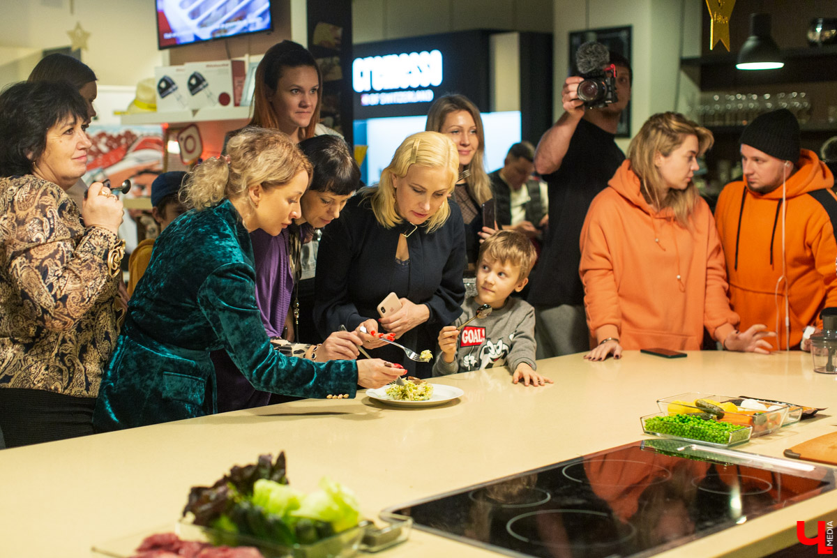 15 декабря Константин Ивлев во второй раз выбрал во Владимире лучший новогодний салат. Победительница конкурса получила 50 000 рублей