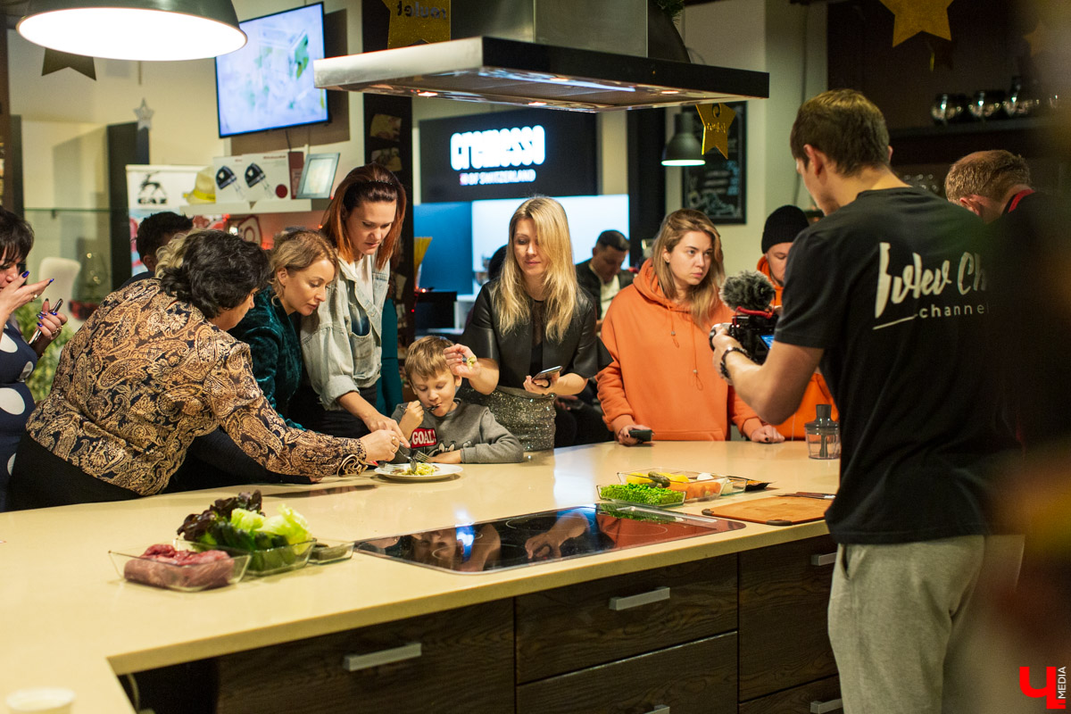 15 декабря Константин Ивлев во второй раз выбрал во Владимире лучший новогодний салат. Победительница конкурса получила 50 000 рублей