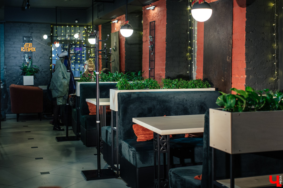 Здесь авторский не только дизайн помещения, но и каждое блюдо. Любителям красивых фотографий еды в «Инстаграме» к прочтению обязательно!