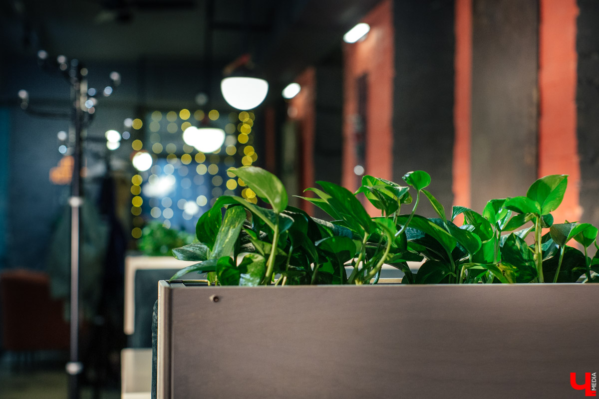 Здесь авторский не только дизайн помещения, но и каждое блюдо. Любителям красивых фотографий еды в «Инстаграме» к прочтению обязательно!