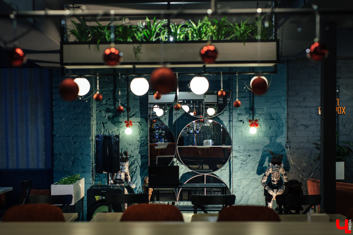 Здесь авторский не только дизайн помещения, но и каждое блюдо. Любителям красивых фотографий еды в «Инстаграме» к прочтению обязательно!