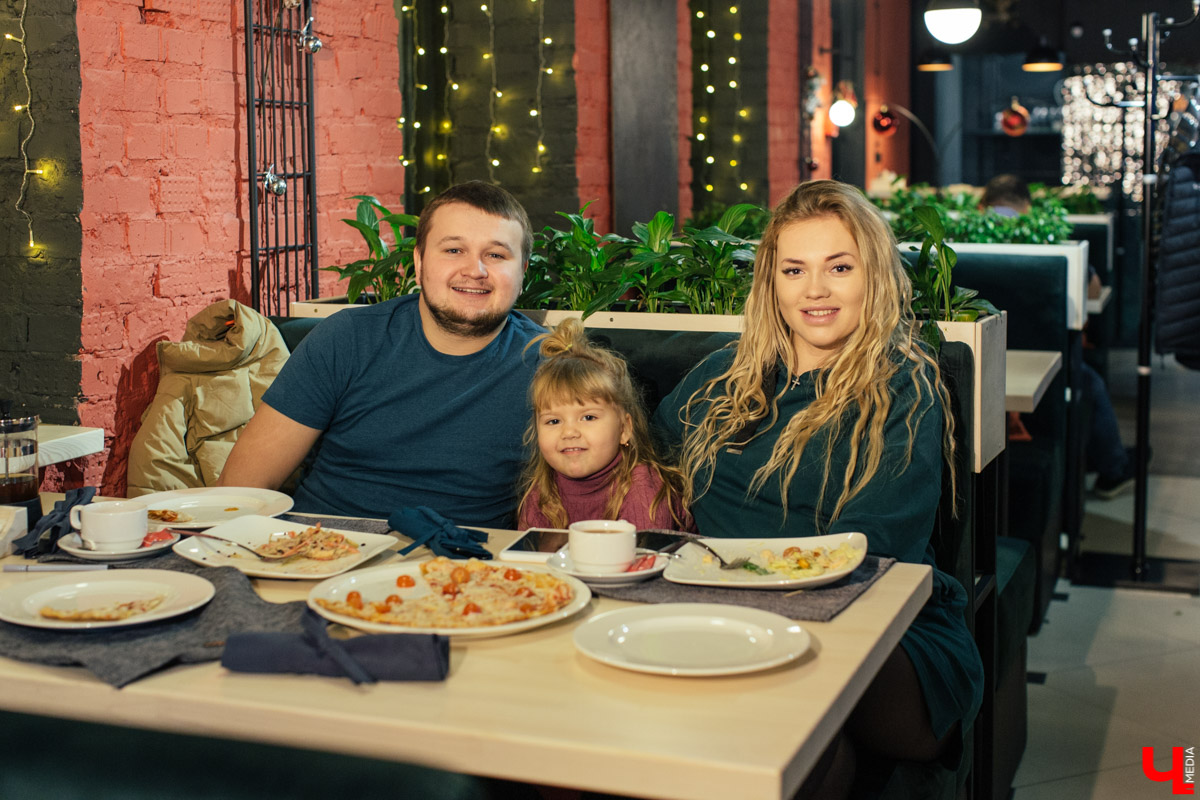 Здесь авторский не только дизайн помещения, но и каждое блюдо. Любителям красивых фотографий еды в «Инстаграме» к прочтению обязательно!
